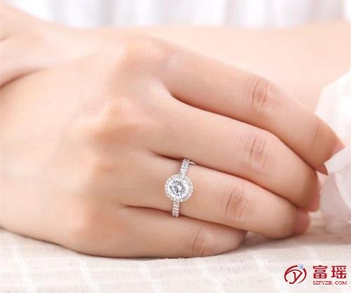 「钻石卖价格是多少」深圳龙城二手卡地亚钻石回收店